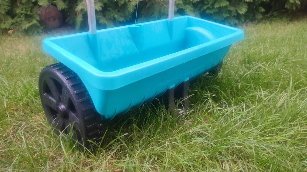 Siewnik rozsiewacz trawy nawozu