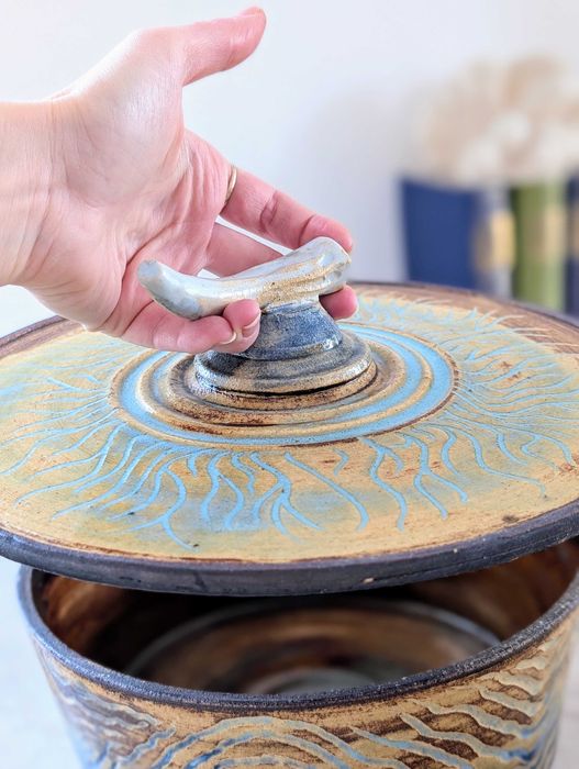 Duże ceramiczne naczynie z pokrywką West Virginia