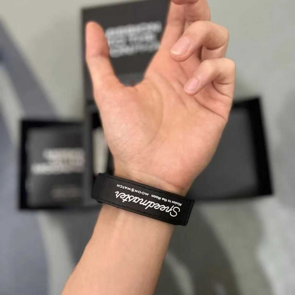 Omega x Swatch Snoopy SO33B700 - Limitowana Edycja Księżycowej Fazy