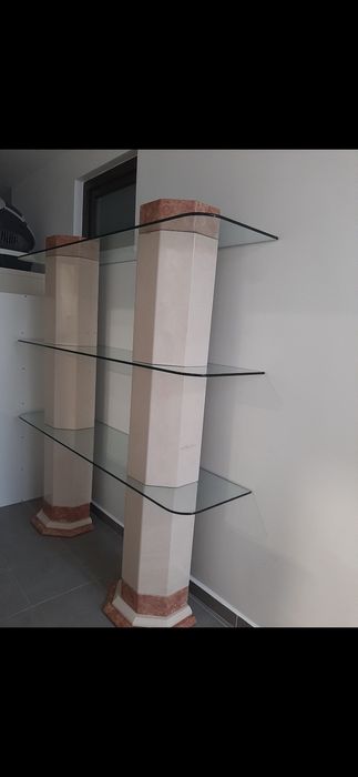 Móvel de colunas em pedra mármore e vidro