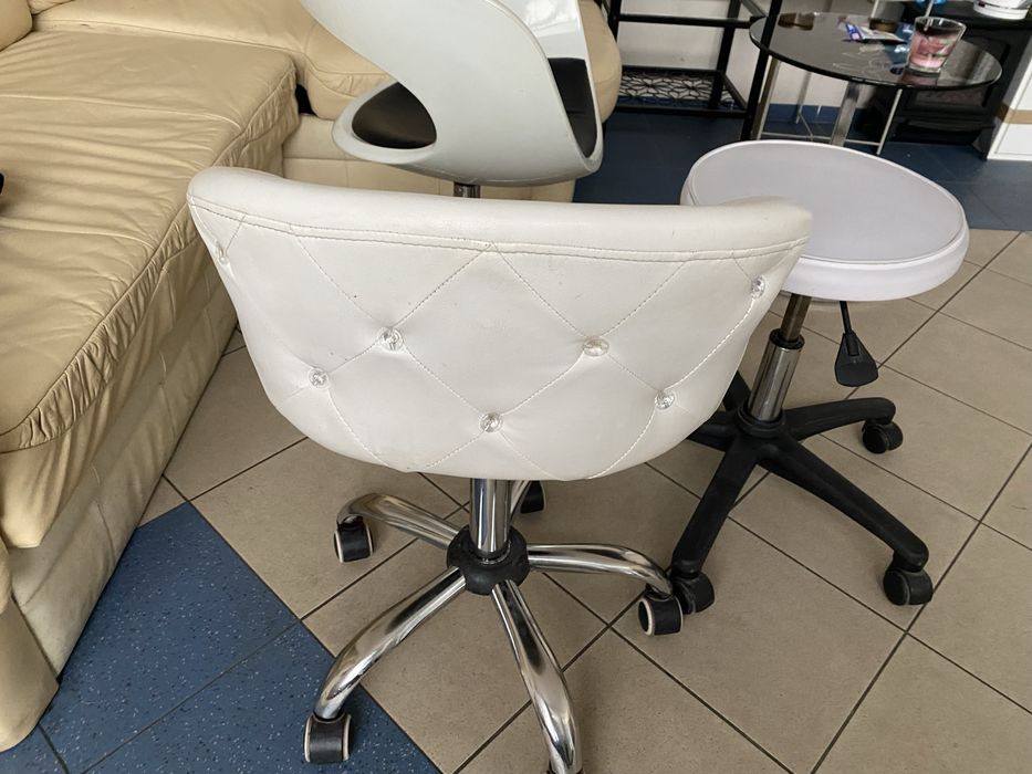 Hoker kosmetyczny fryzjerski biały z cekinami