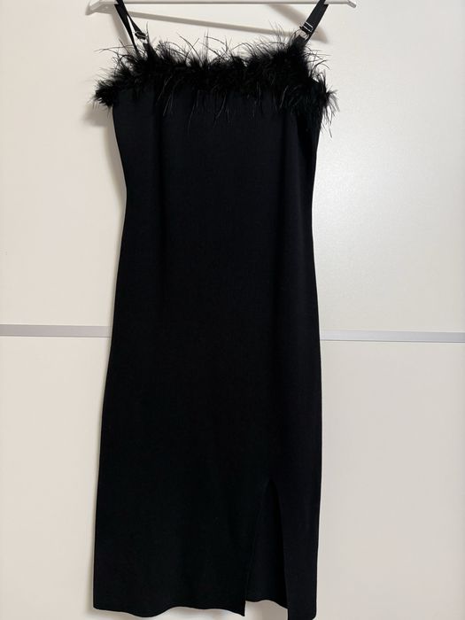 Чорна сукня в мілкий рубчик з пірʼям