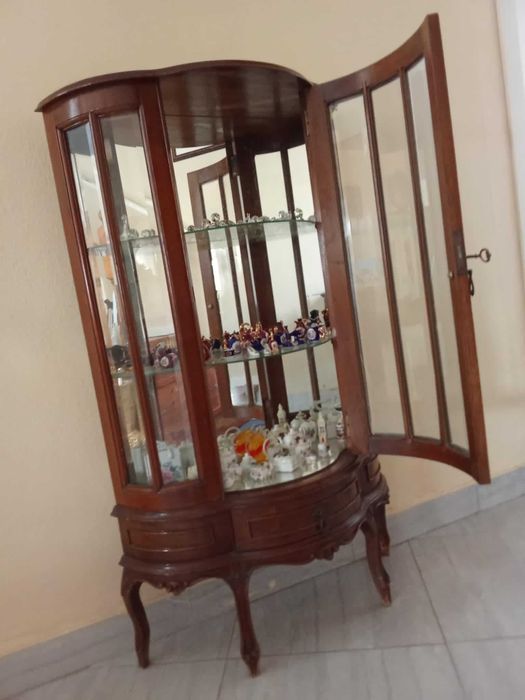 vitrine em madeira castanho