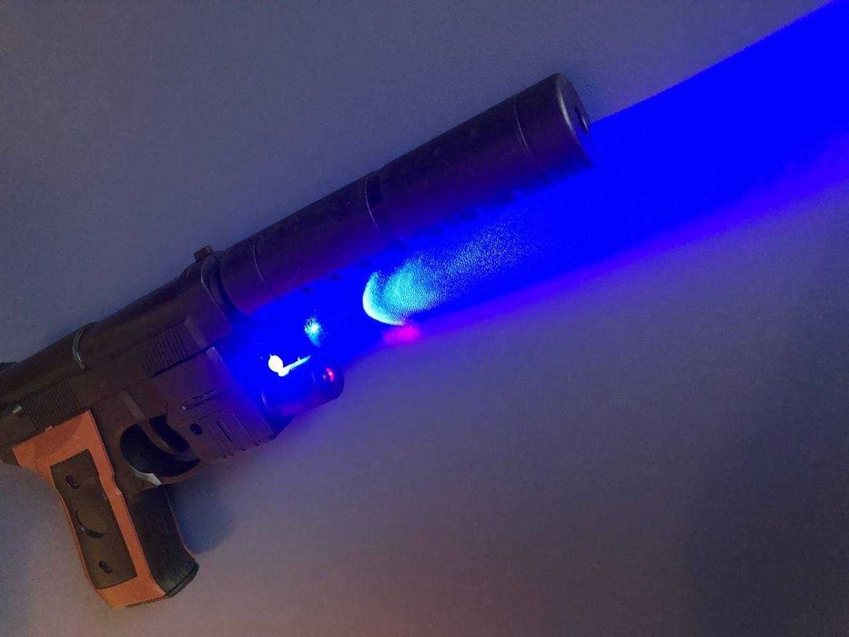 Пістолет з глушником,ультрафіолетовим ліхтариком та лазерним прицілом