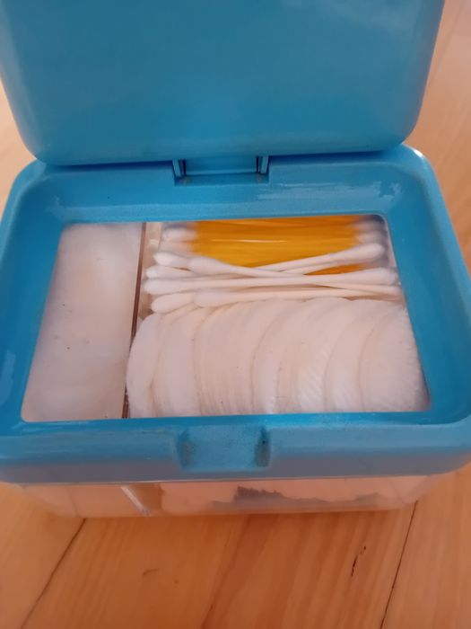 Organizer kosmetyczny z wyposażeniem