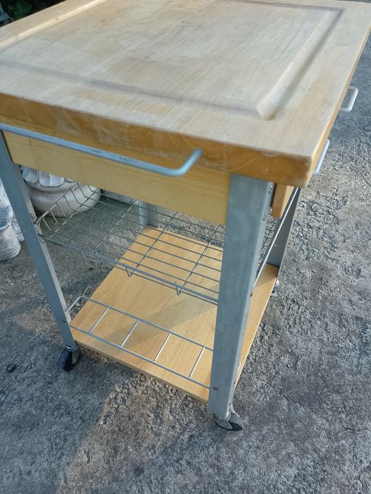 Stolik kuchenny na kółkach