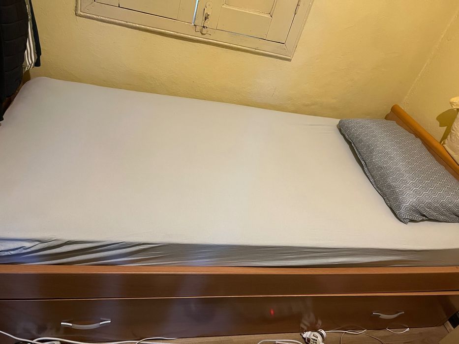 Quarto mobilado com colchão