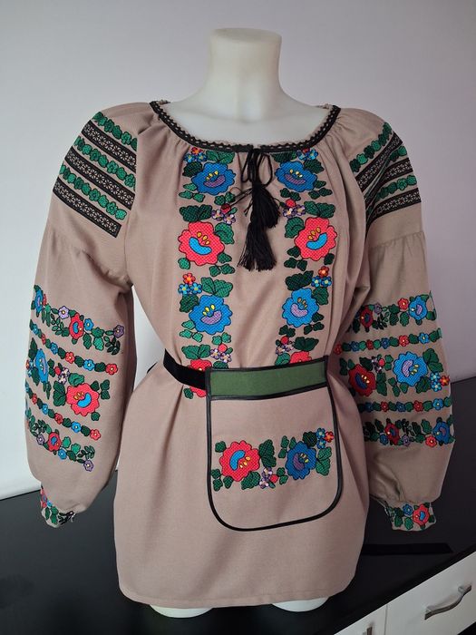 Вишита сорочка з поясною кишенею