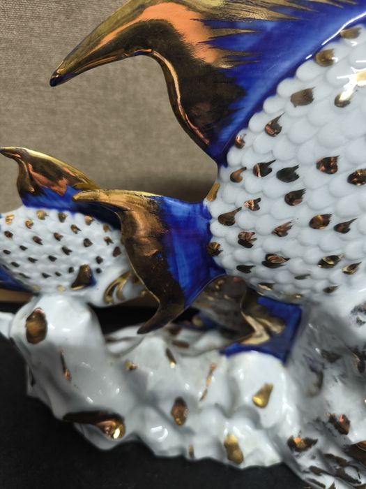 Escultura Peixes Porcelana Azul Ouro
Majestosa e vibrante figura decor