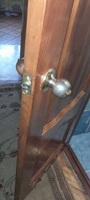 Дерев'яні двері.