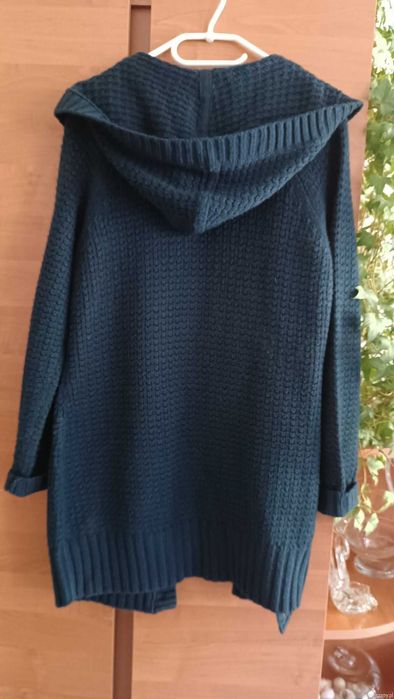 Długi sweter damski z kapturem.