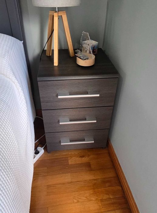 mesa de cabeceira + candeeiro