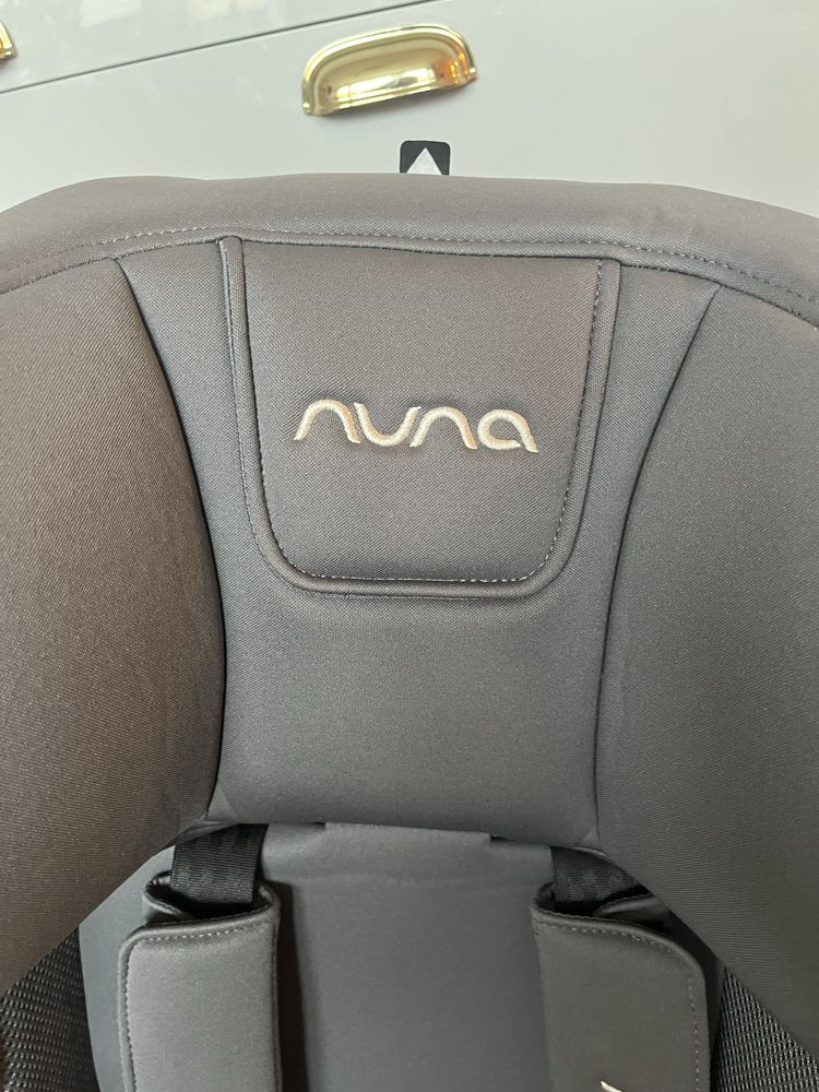 Nuna REBL PLUS fotelik samochodowy z obrotową bazą