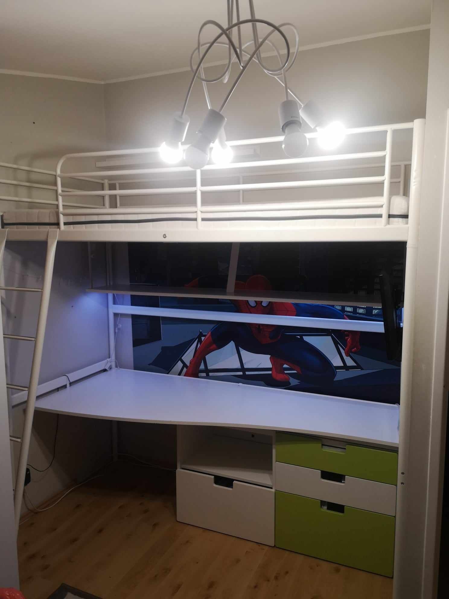 Łóżko piętrowe z biurkiem