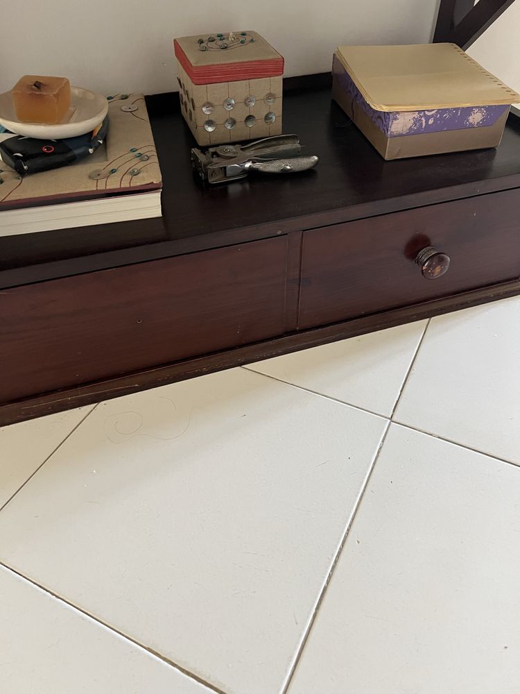 Estante castanha