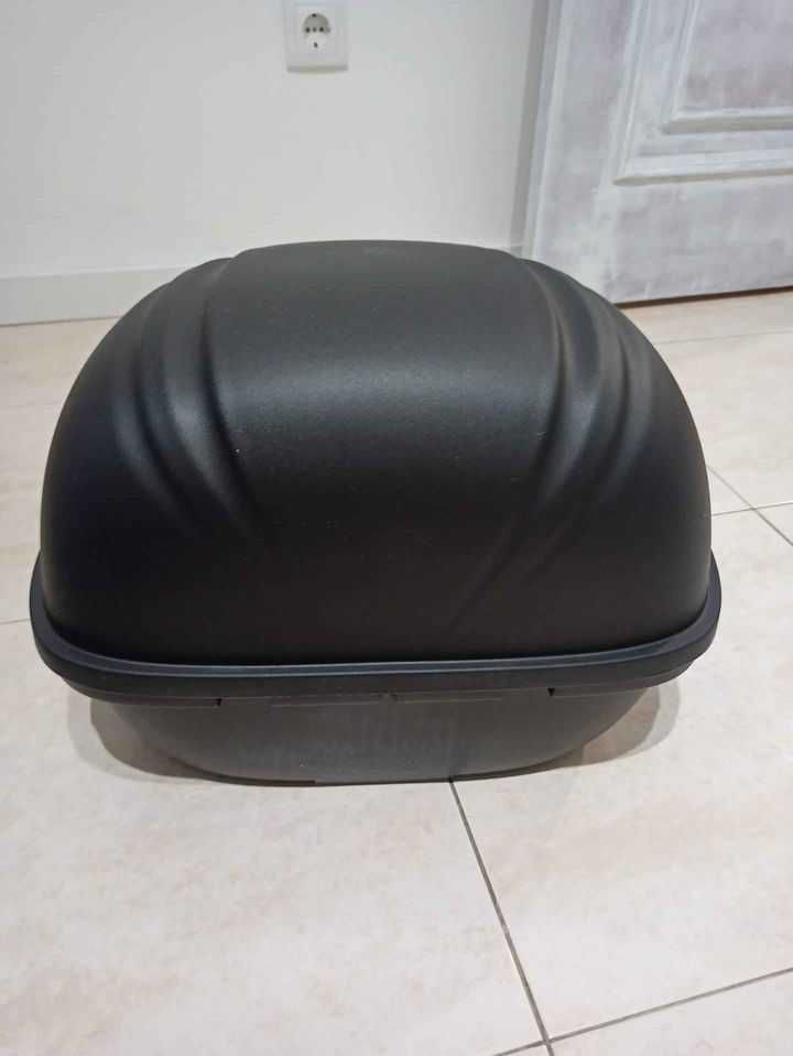 Vendo mala / top case de 30l NOVA para moto com encaixe universal