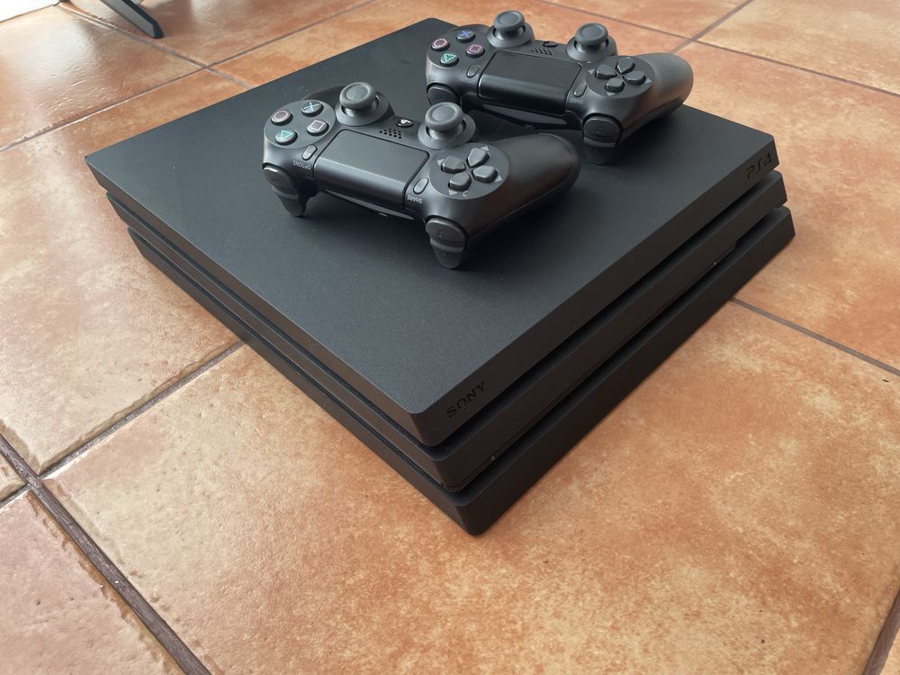 PlayStation 4 PRO+ 2 Comandos + Jogos — Pronto para horas de diversão!
