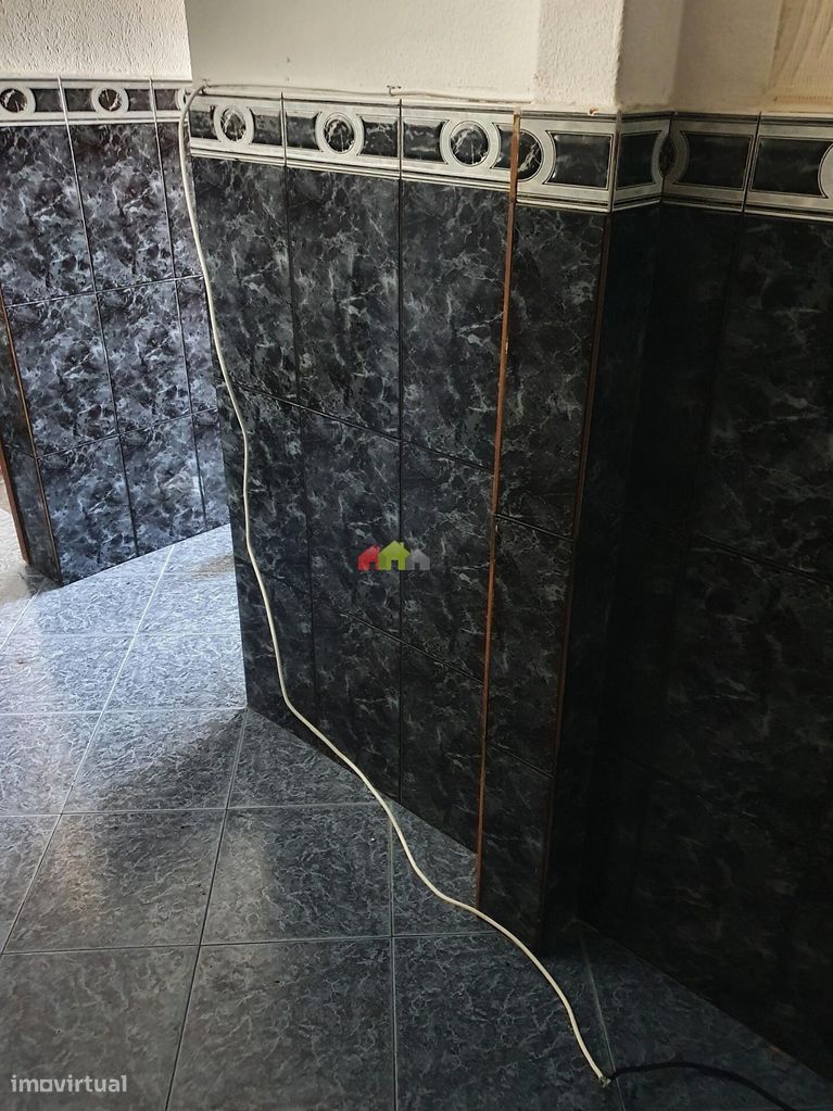 Apartamento T3 - OCUPADO indevidamente - Setúbal