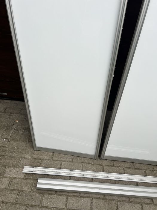 Dzwi przesuwne pod zabudowe biale szklane