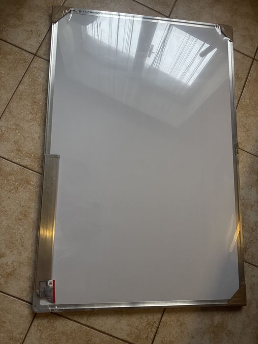 Дошка магнітно-маркерна з алюмінієвою рамкою.