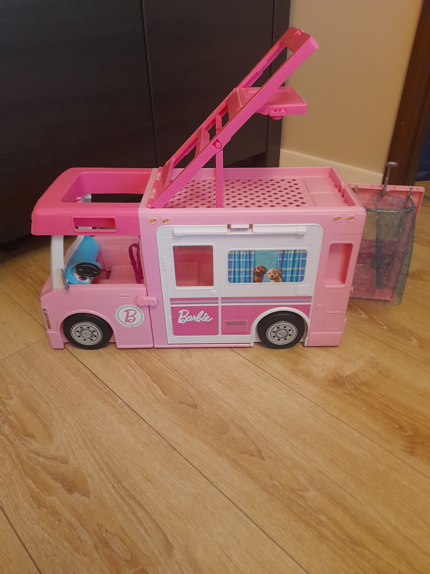 Kamper Barbie z lalkami