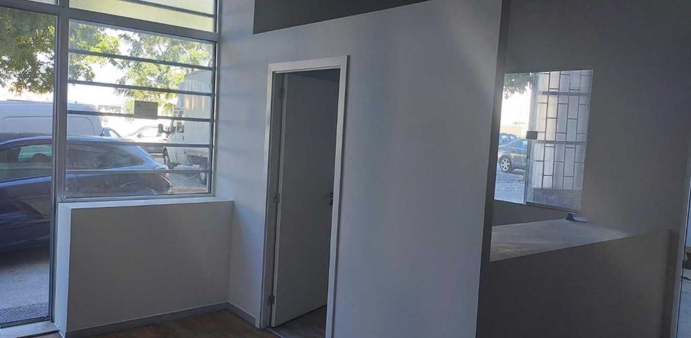 Armazém / loja com escritório, 200m2 e pé direito alto.