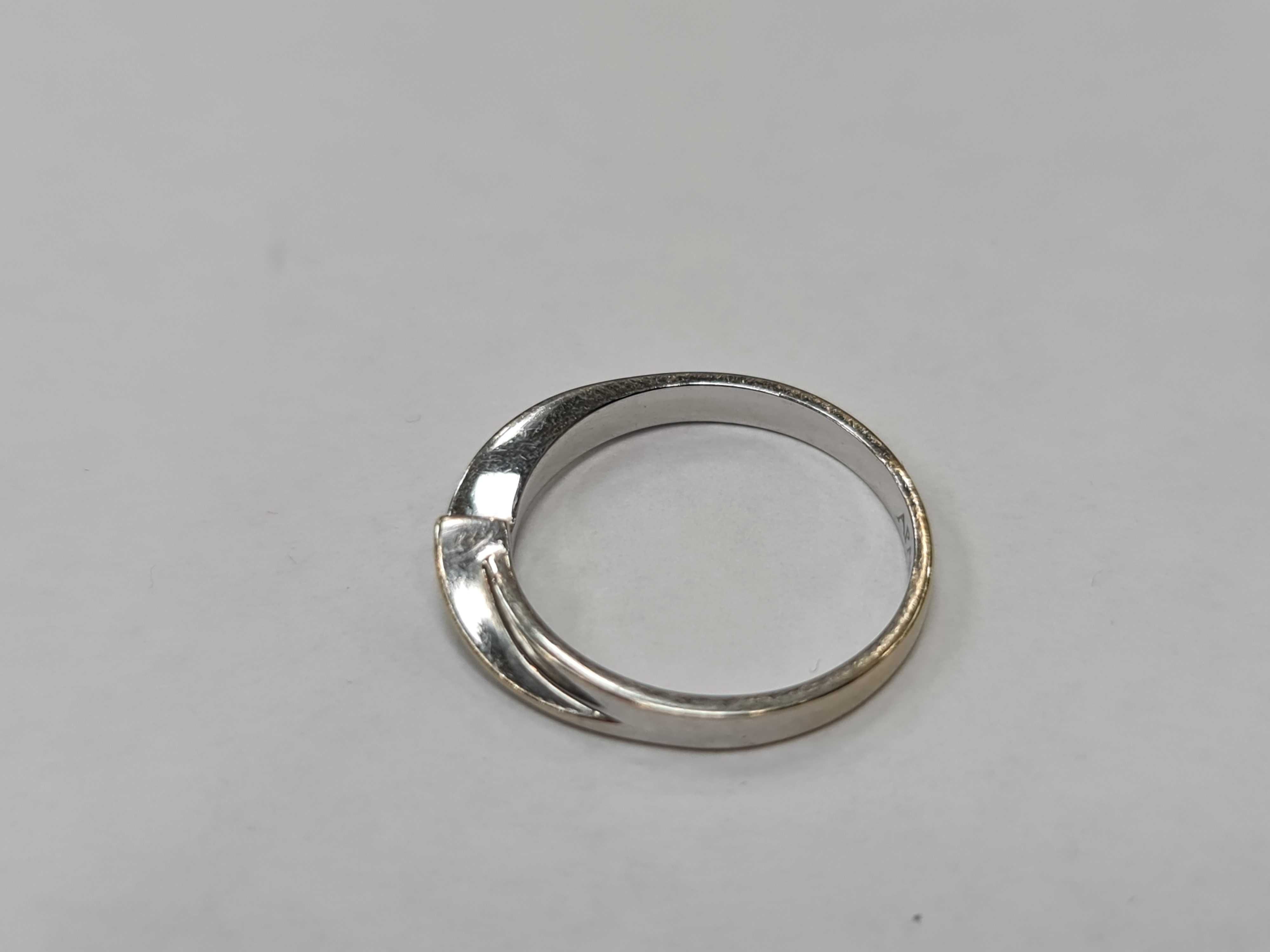 Złoty pierścionek/ Apart/ 585/ 1.90 gram/ R11.5/ Brylant 0.03 CT