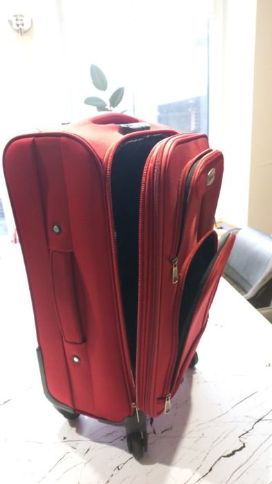 Чемодан на колёсиках