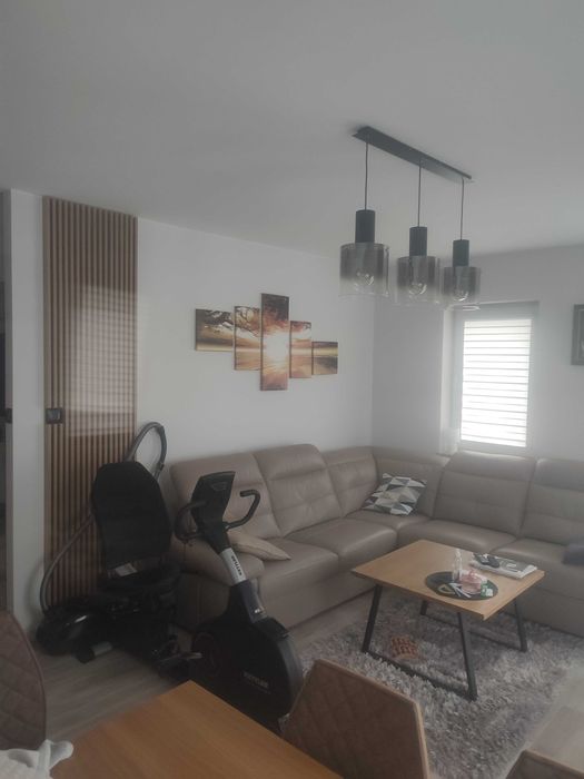 Wynajmę 3 pokojowe mieszkanie , dwie łazienki , garaż , piwnica