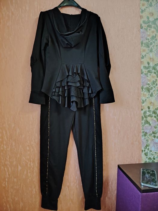 Костюм Модельный брюки и кофта трикотаж с гипюром и воланом 48р. L