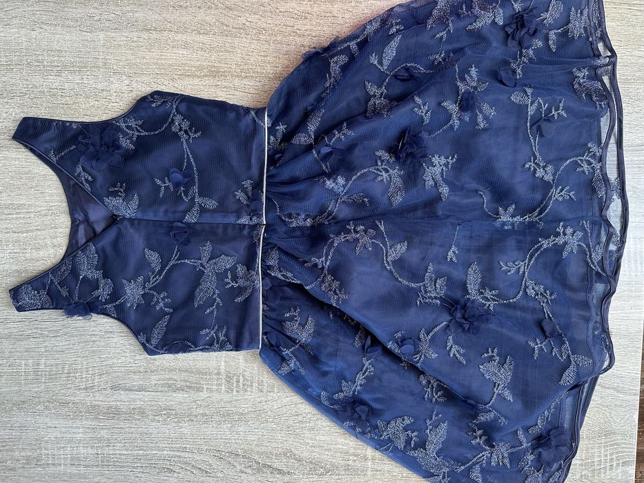 Śliczna granatowa sukienka ze srebrnymi dekoracjami cool club