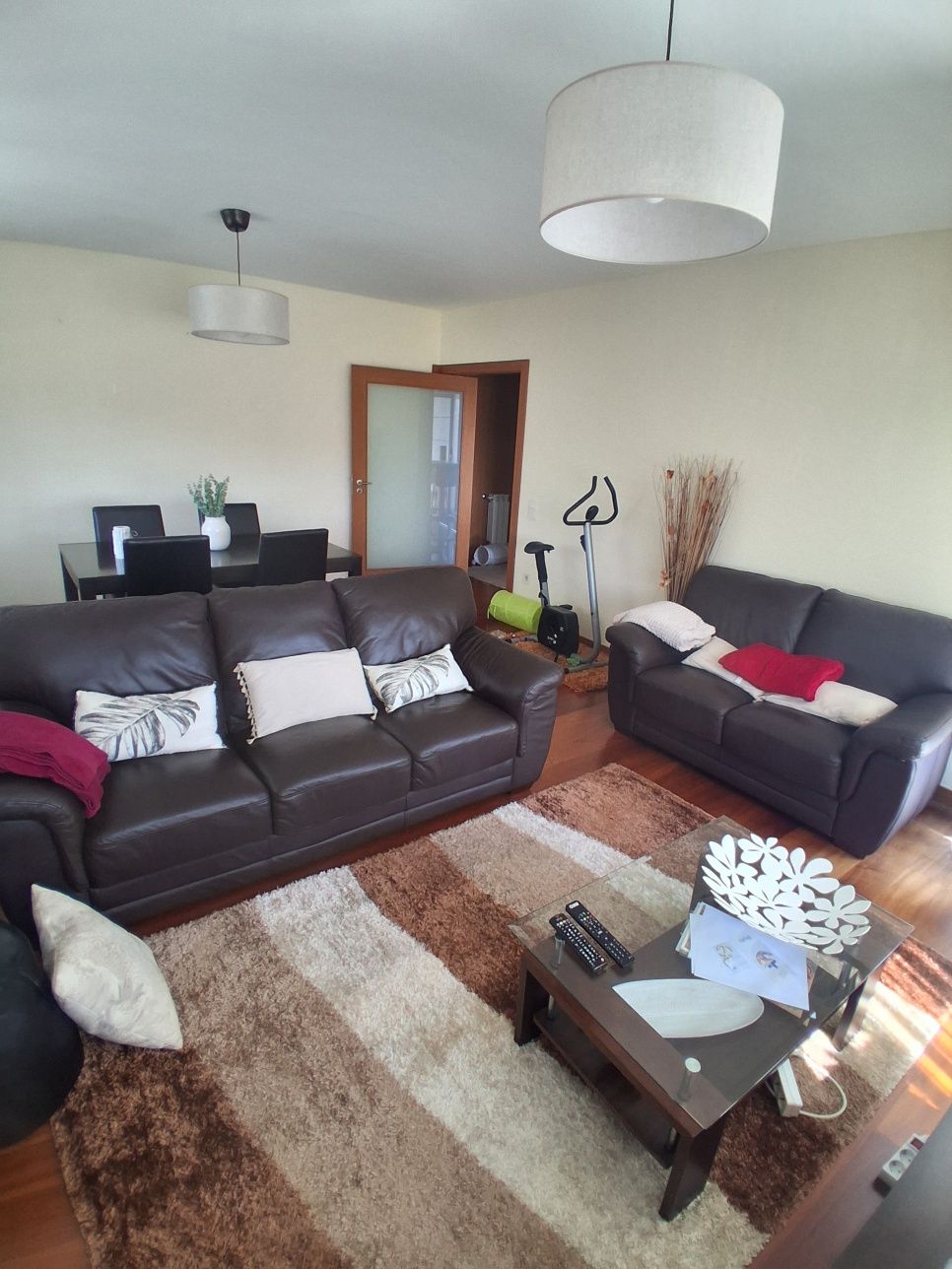 Mobilia de sala:mesa com 4 cadeiras e dois sofas e mesa de centro