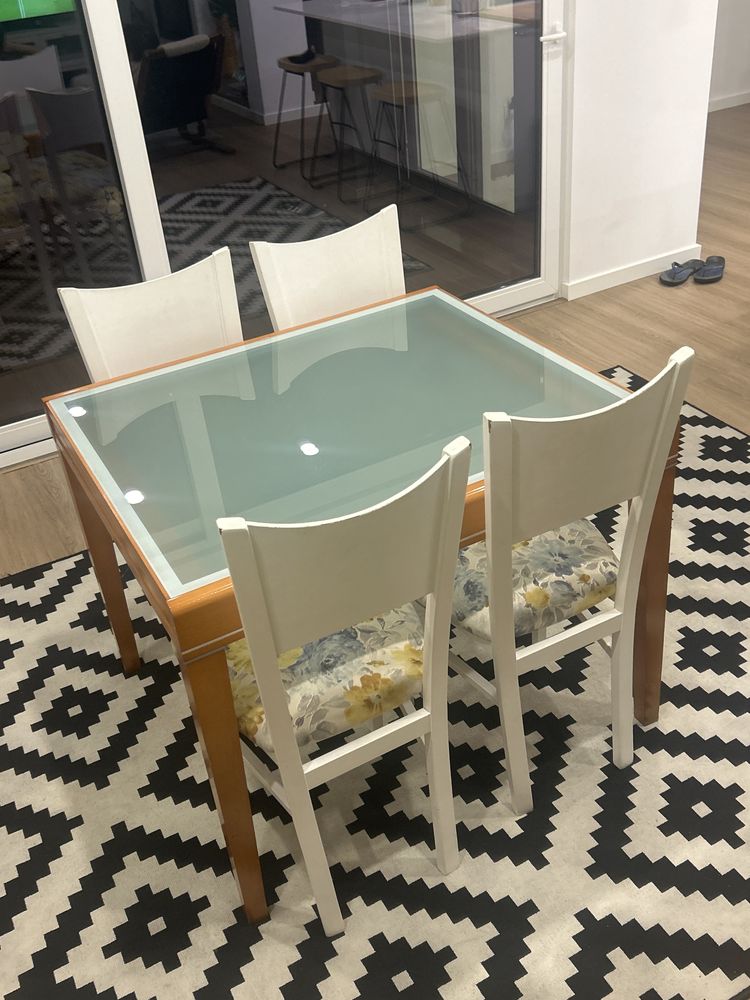 Conjunto mesa jantar 4 cadeiras e 2 capa almofadas