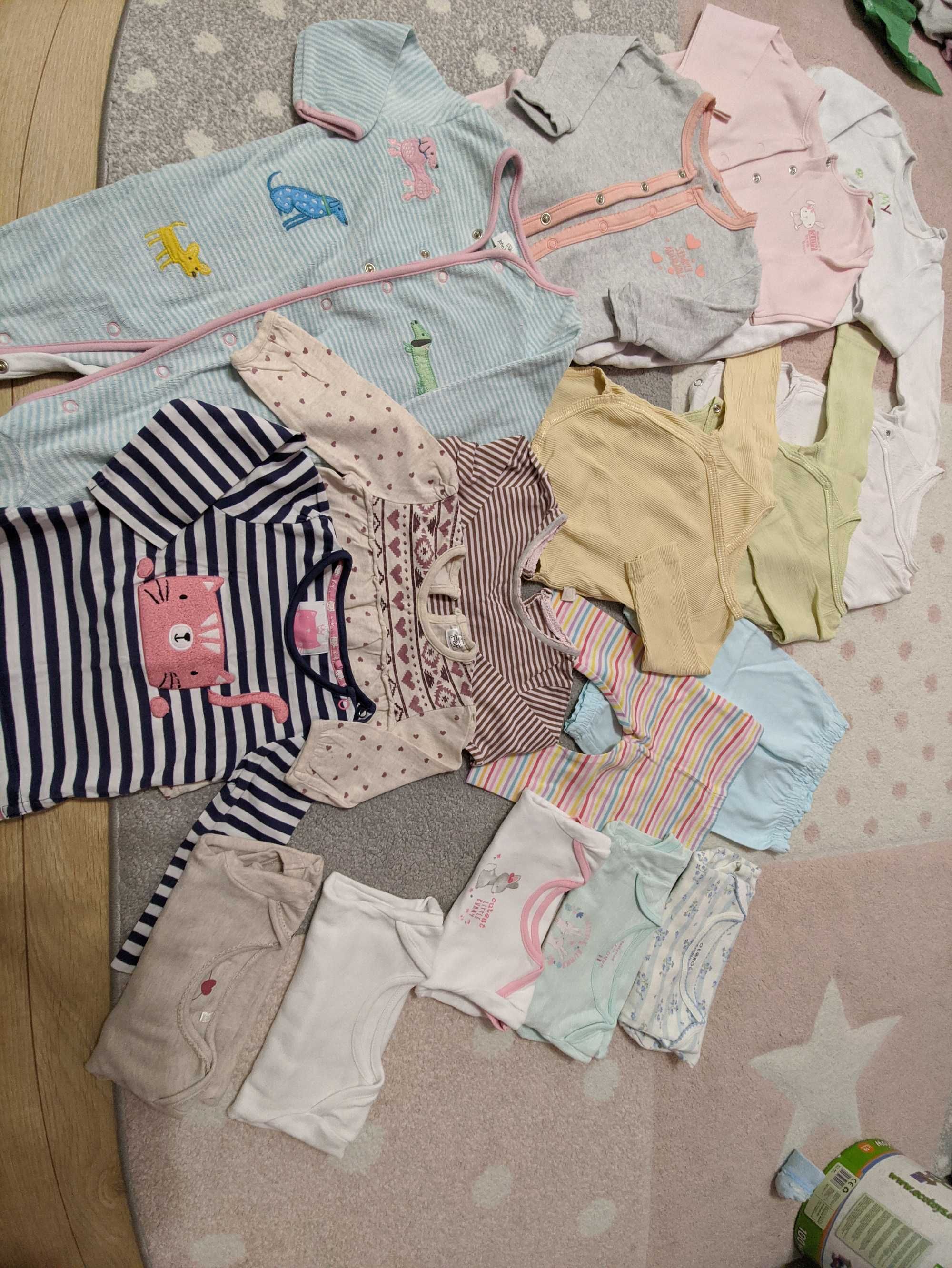 Paczka niemowlęcych ubrań dla dziewczynki w rozmiarze 68