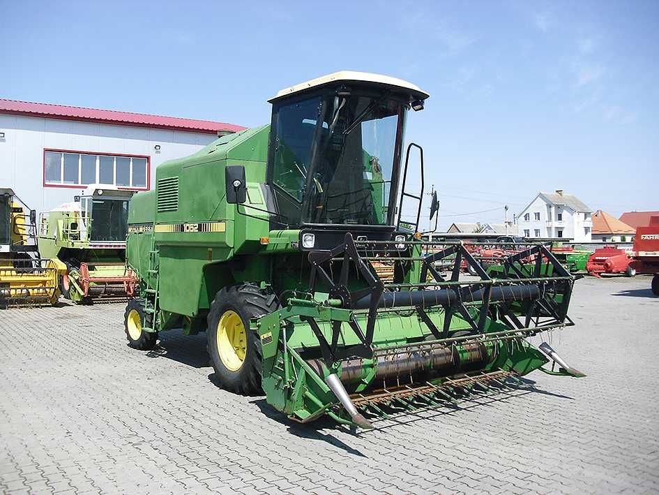 Зерноуборочный комбайн John Deere 1052