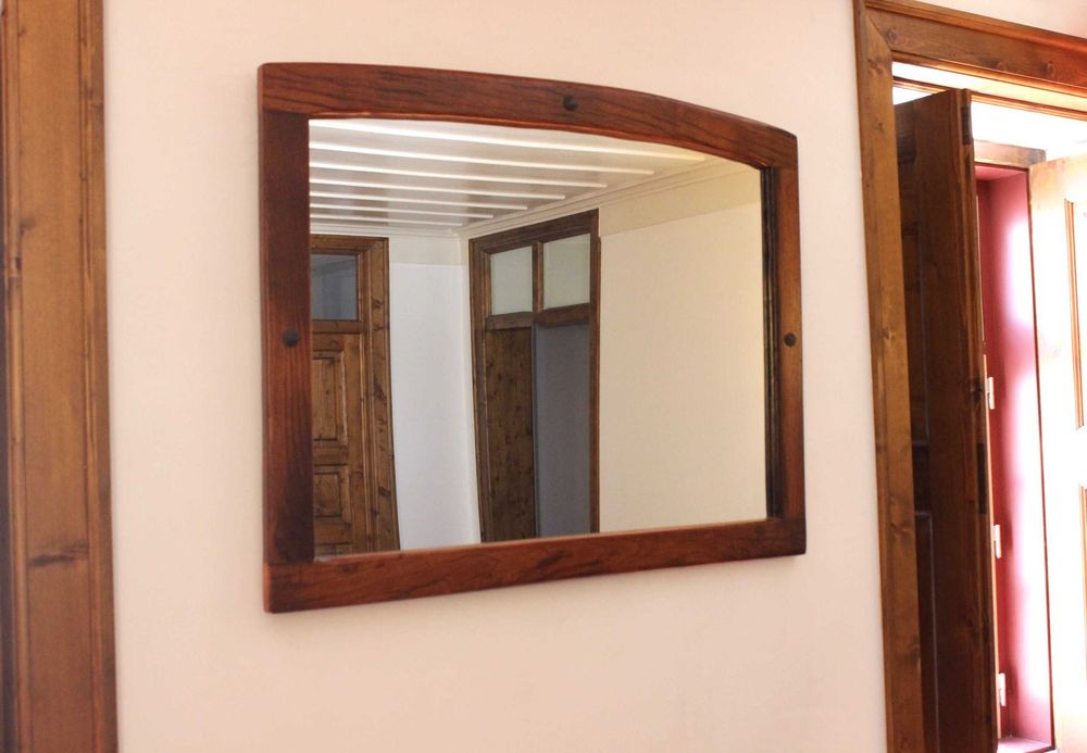 Espelho com moldura em madeira maciça