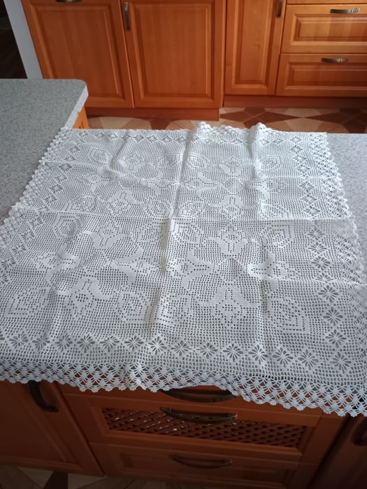 Obrusik ręcznie wykonany na szydełku