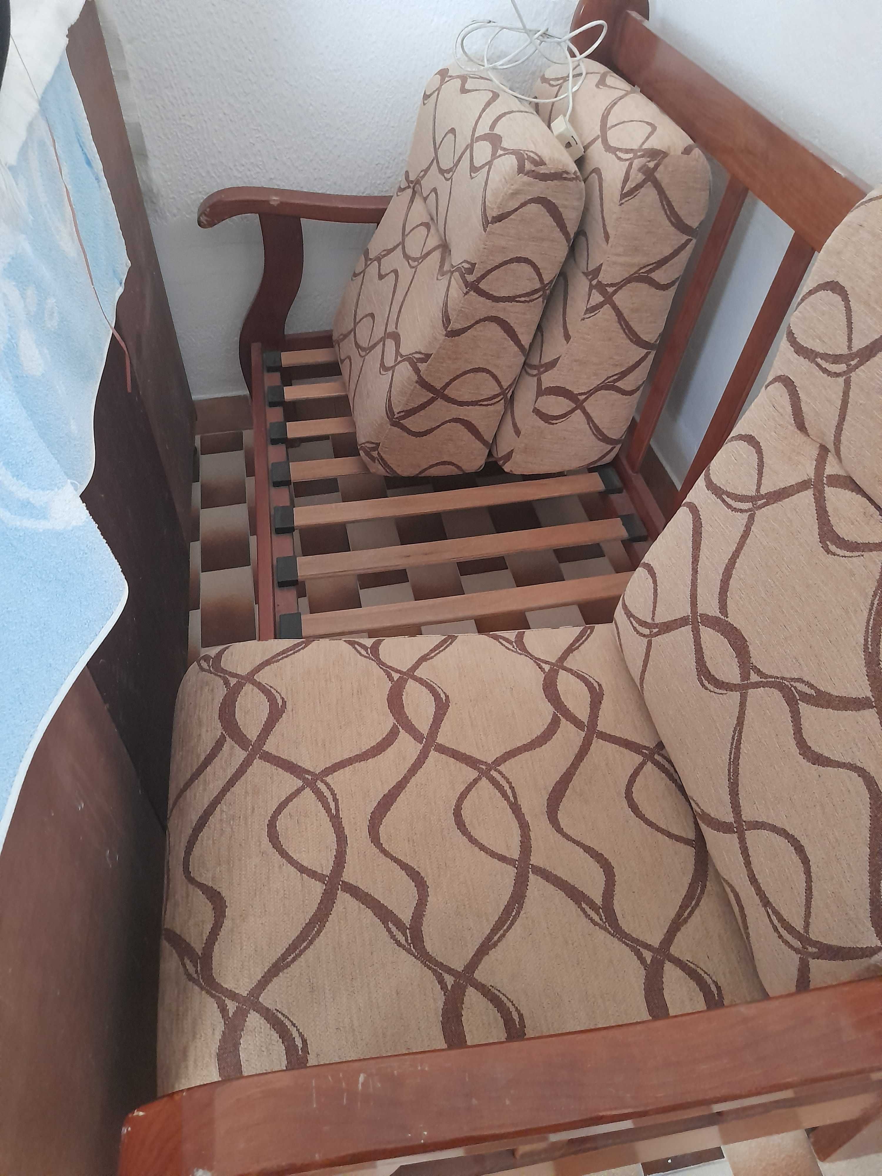 Sofa em madeira com almofadas