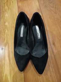 Sapatos de tacão pretos