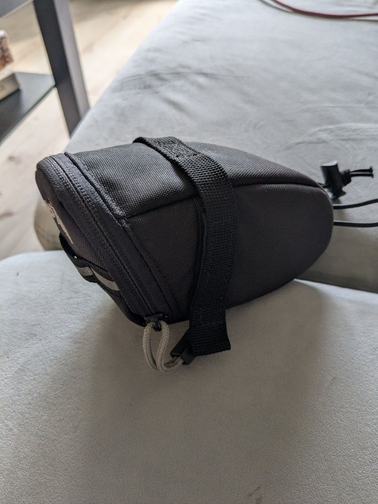 Sakwa rowerowa pod siodełko uchwyt na bidon x2 (bidony w komplecie)