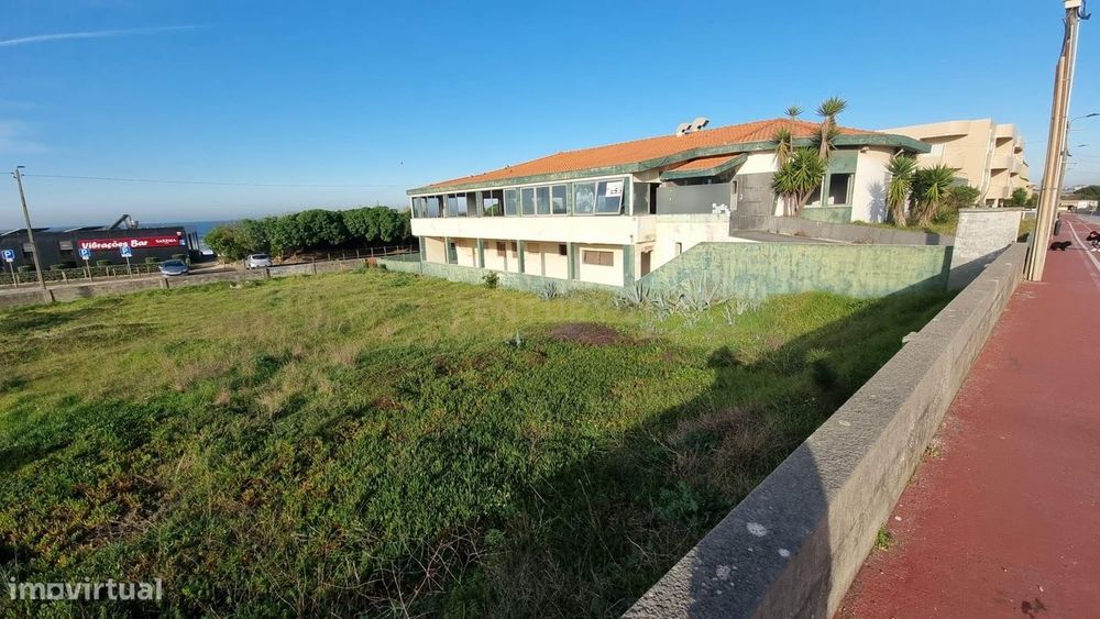 Prédio com 2 pisos (cave + r/c) destinado ao ramo da indústria hotelei