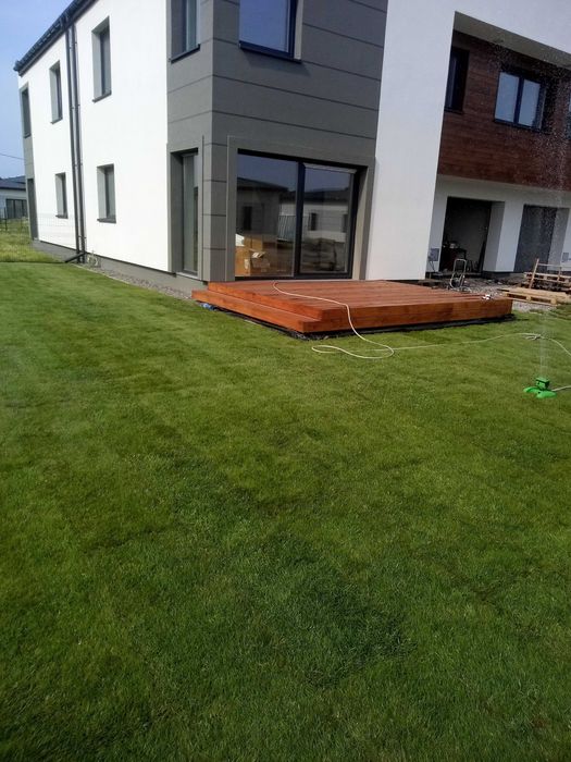 Trawa z rolki, trawa rolowana, zakładanie trawników