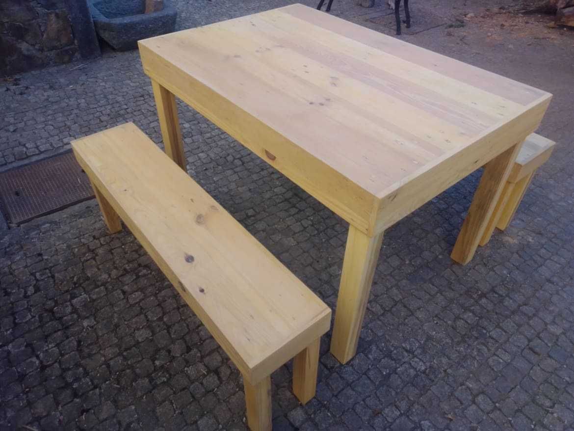 Conjunto de Mesa e bancos rústicos (novos)