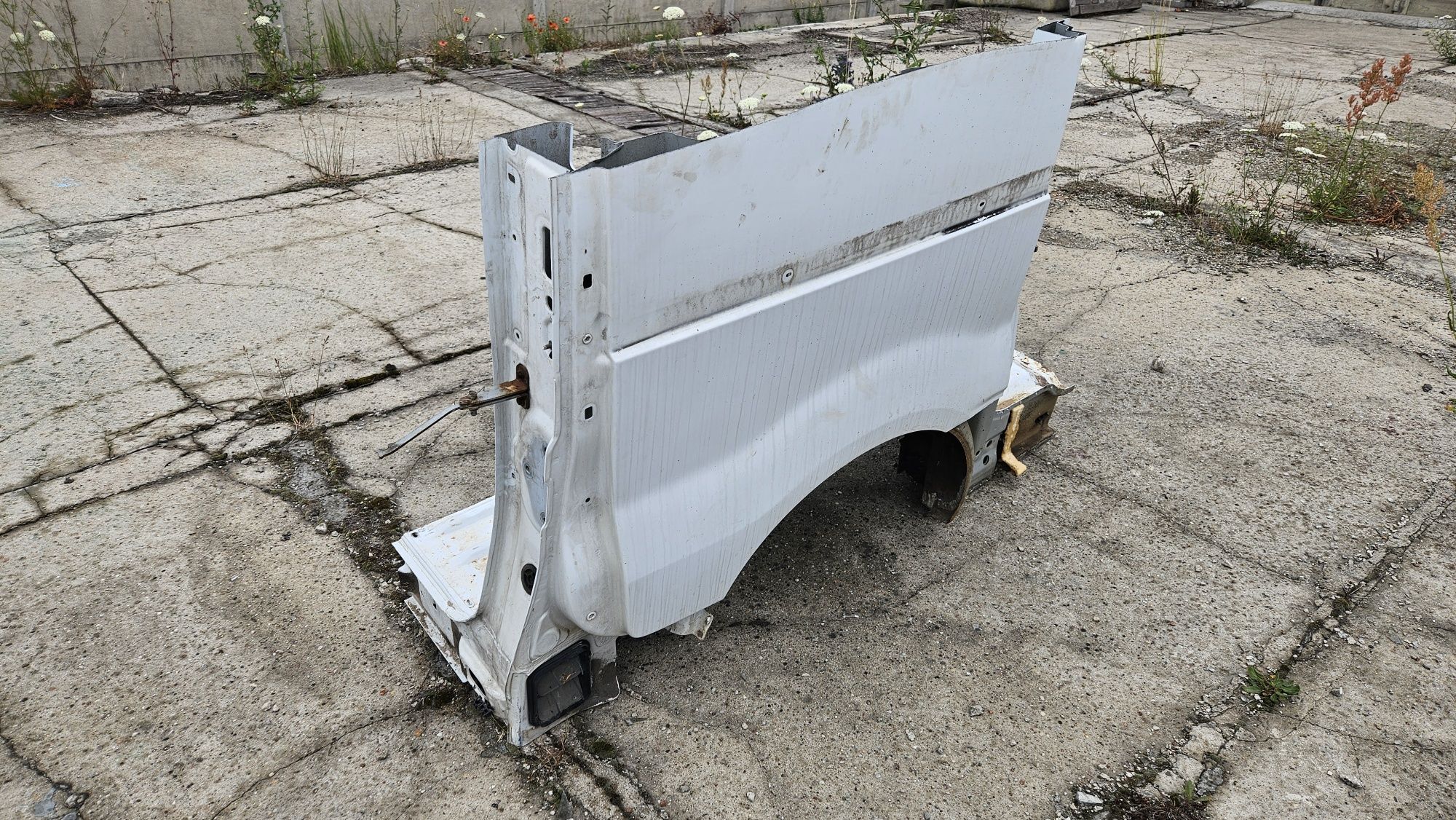 Błotnik tylny prawy tył poszycie tylne ćwiartka tylna opel vivaro