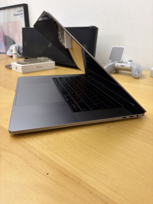 Macbook Pro 15” 2017 i7 16/512GB