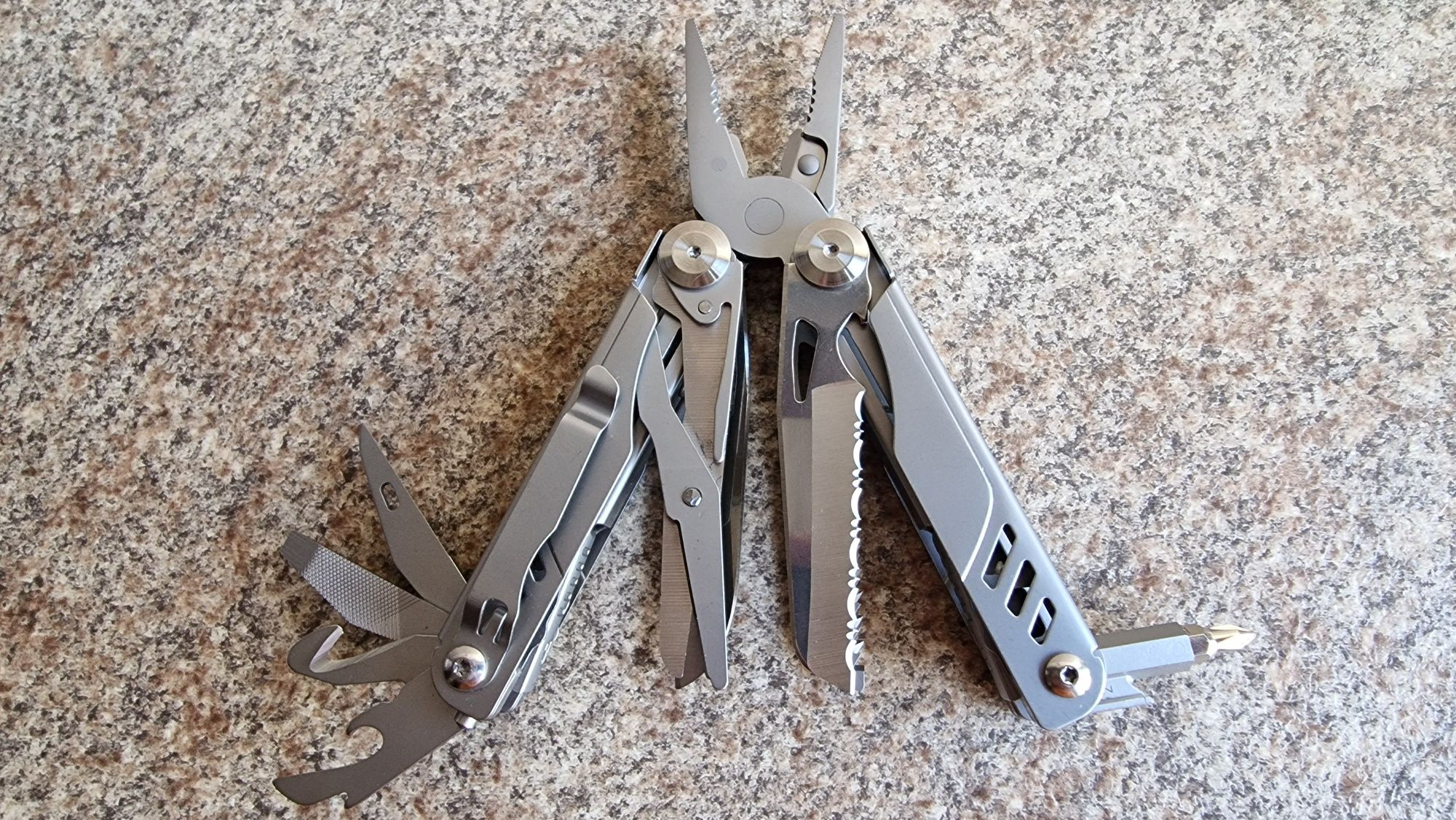 Multitool jak Leatherman Wave
