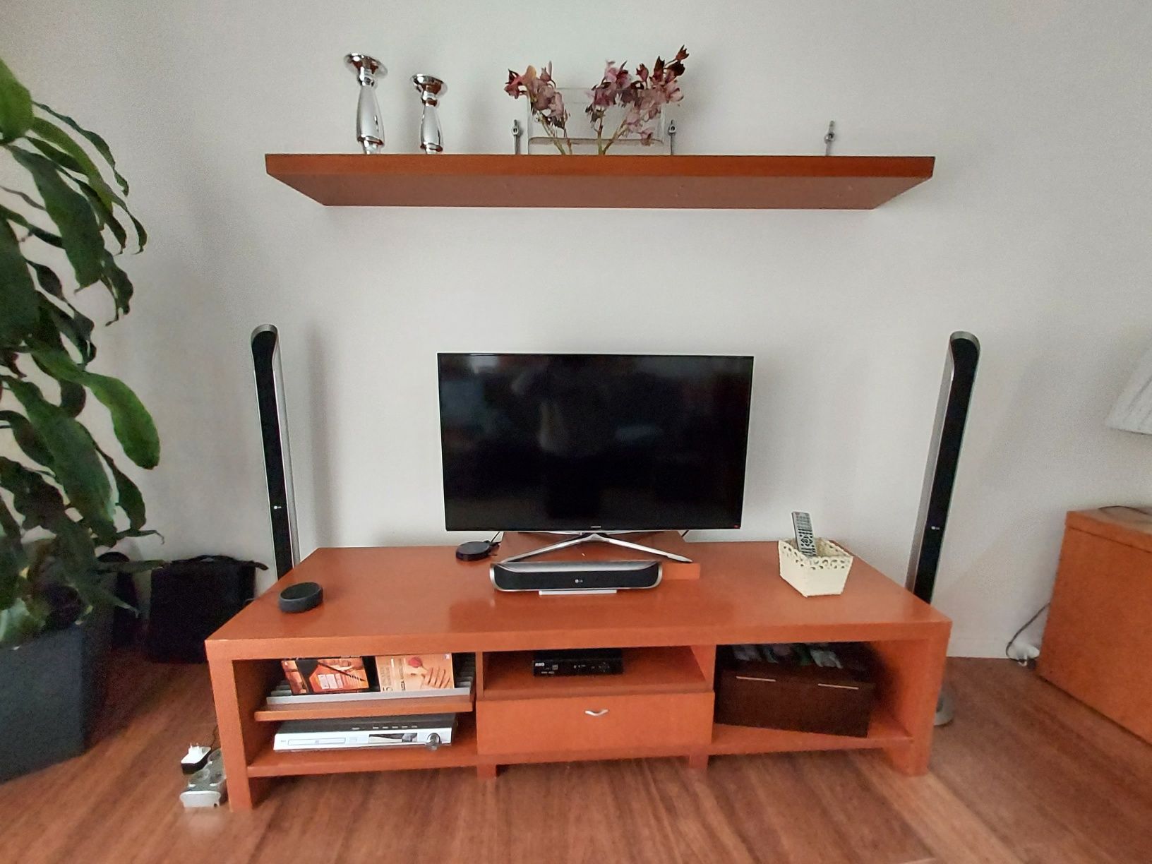 Conjunto móveis e mesa de sala com cadeiras