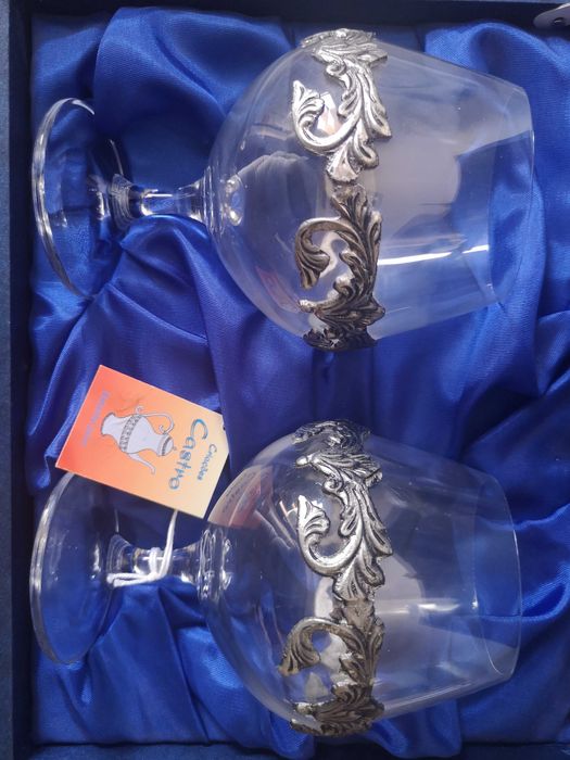Conjunto de copos com detalhes em estanho