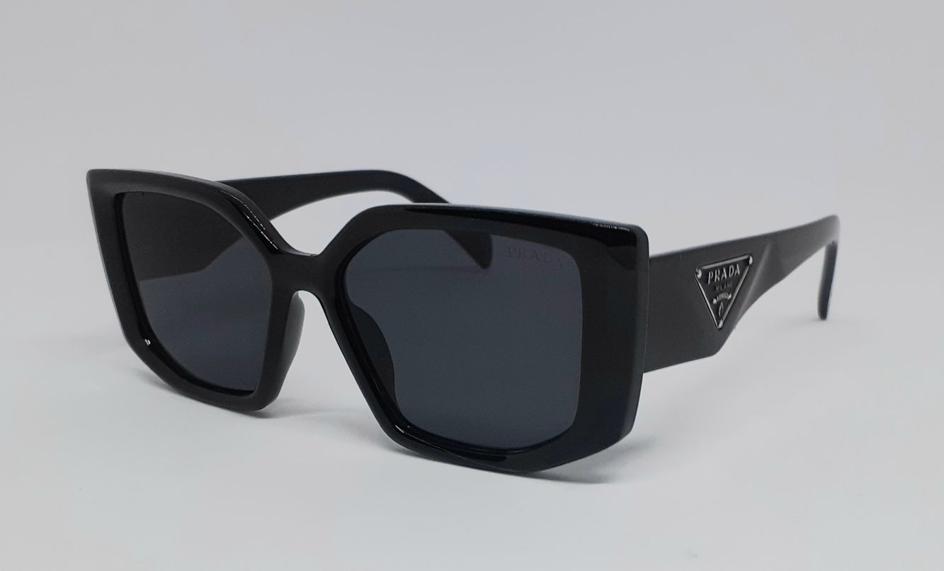 Женские брендовые очки черный глянец с черным треугольным лого