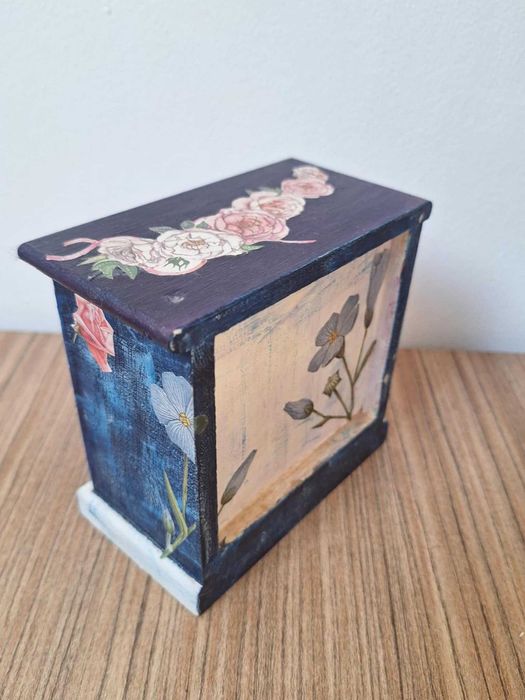 Mainiaturowa dekoracyjna szafka